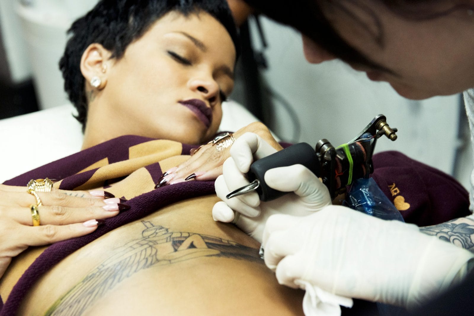 Topless Pierced Rihanna Flaunts Her Flawless Curves in Smoldering 2012 Outtakes 36 – BareFame Topless Pierced Rihanna Flaunts Her Flawless Curves in Smoldering 2012 Outtakes 36